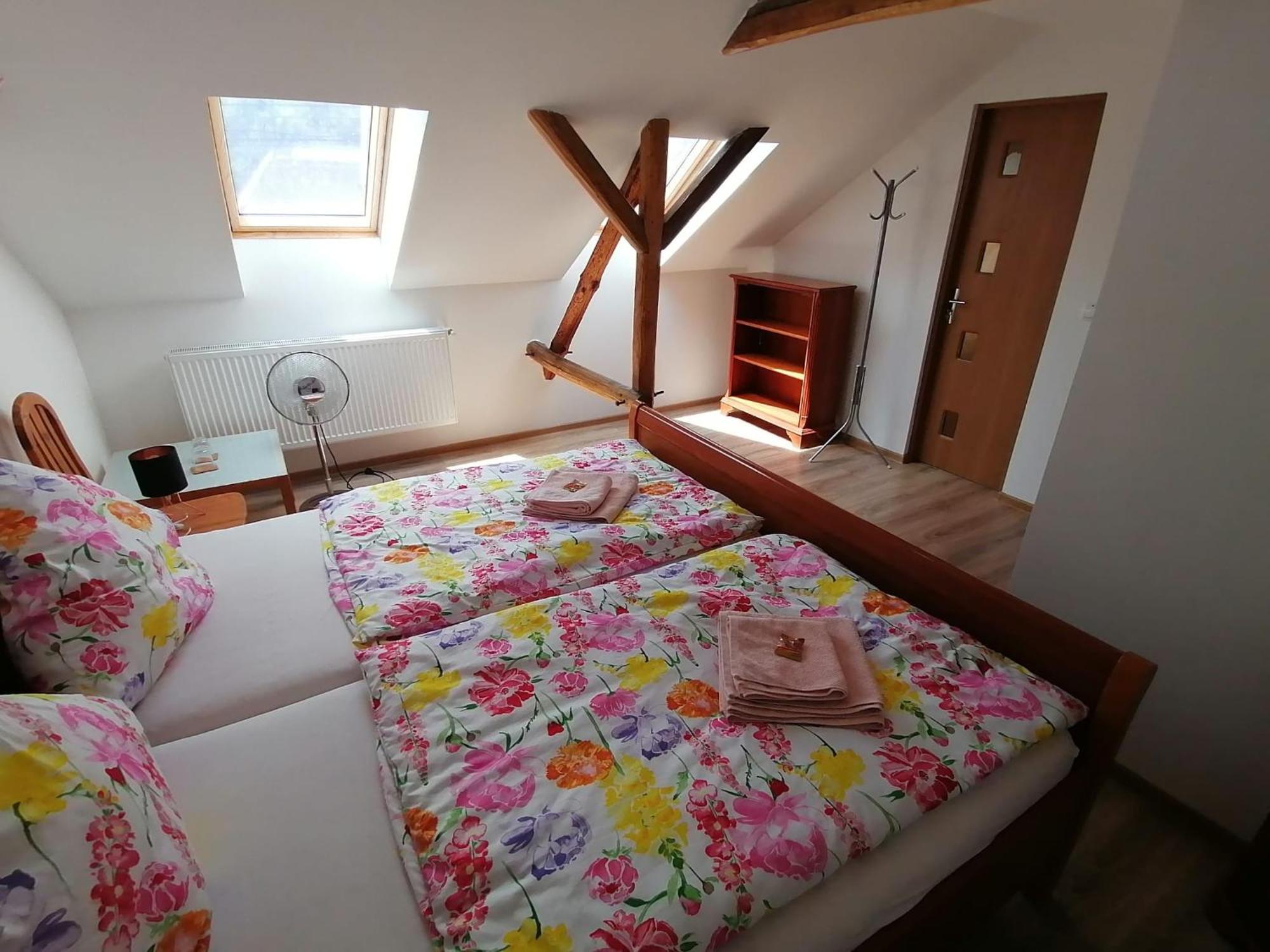 Casa Bunicii Hotel Sasca Montana Luaran gambar